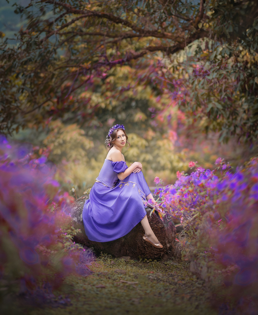 Madre mira a su bebé recién nacido