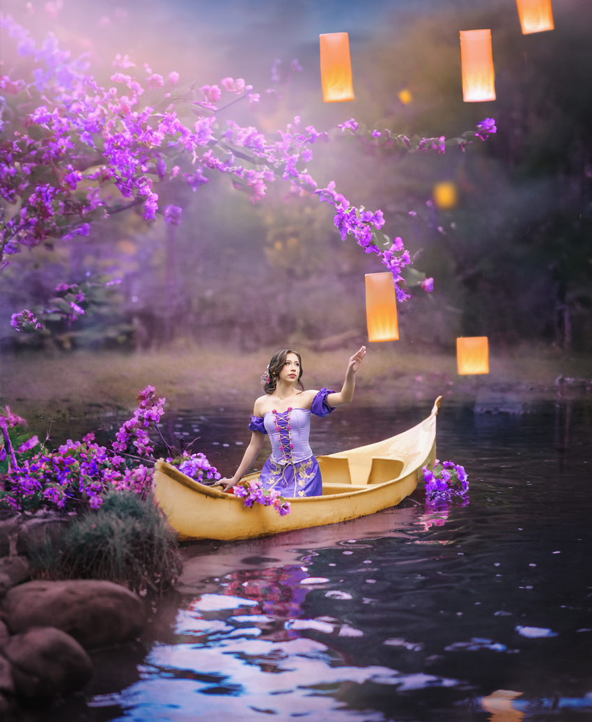 Madre mira a su bebé recién nacido